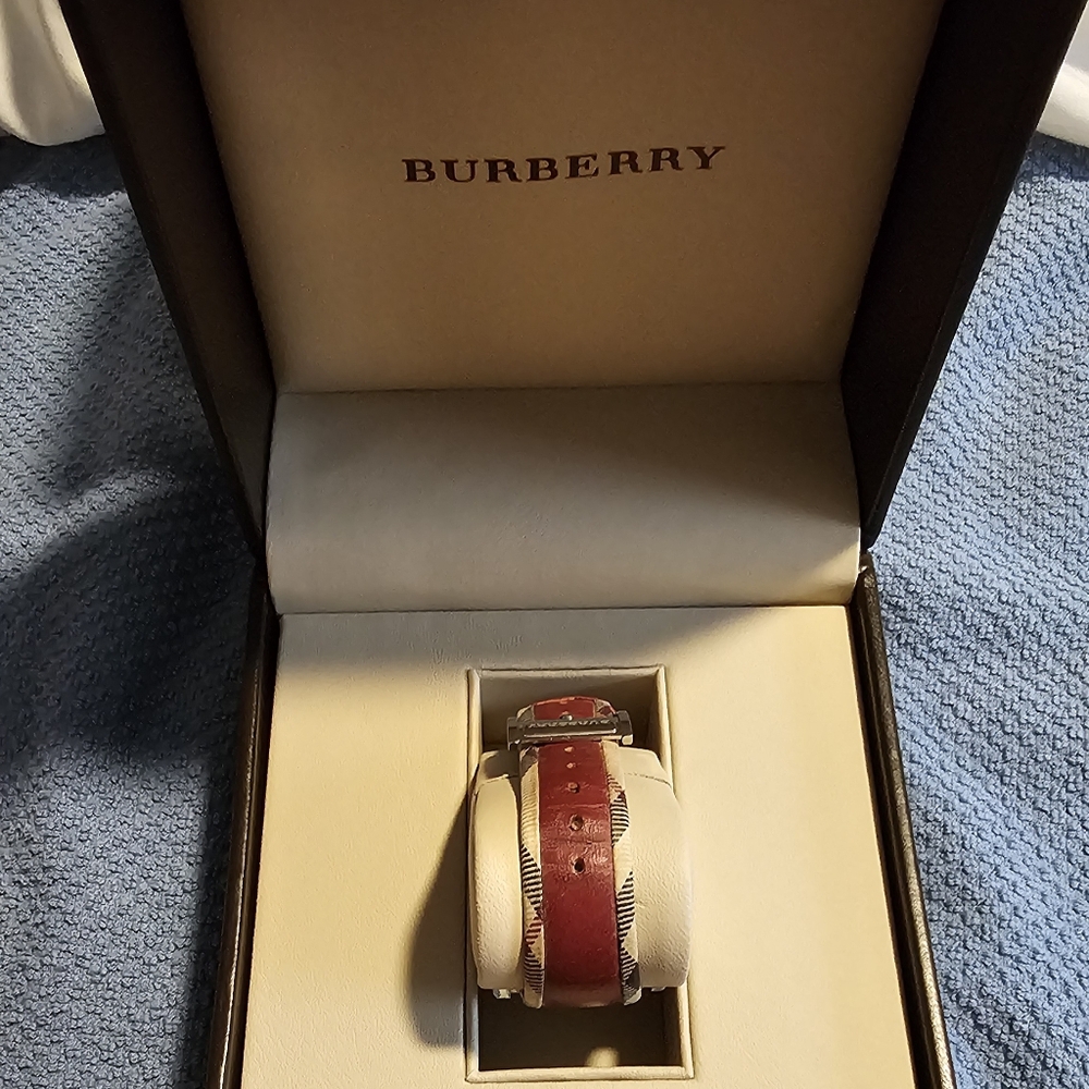 Burberry BU2152 Women’s Heritage Watch, Rectangular Face, Nova Check Strap & Box - Picture 8 of 15